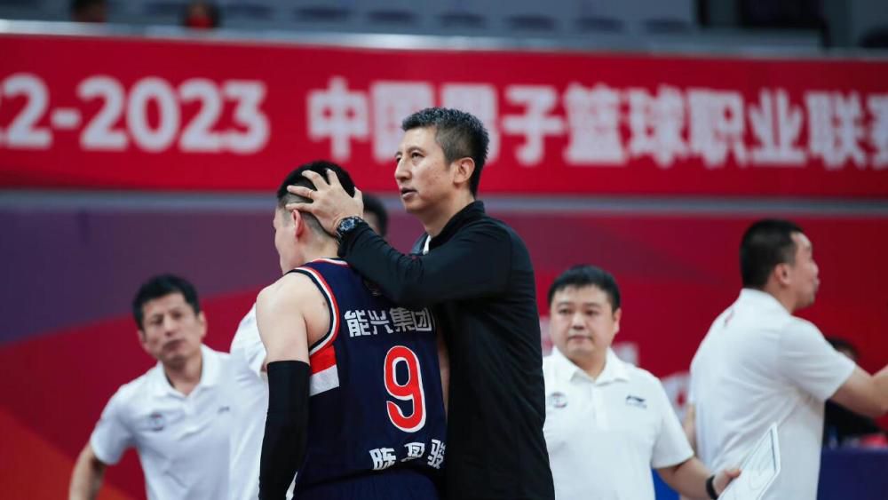 禁欲总裁被揉裆呻吟视频